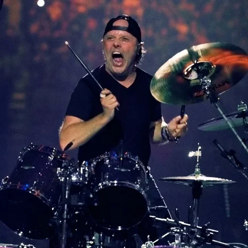 Lars Ulrich revela quem criou o nome Metallica e como ele “roubou”